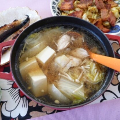 こんにちわ♪
冷蔵庫の余り物でOKとの事で、白菜、エノキ、豆腐、鶏肉で作りました☆
寒くなったので、我が家では鍋が大活躍♪
昆布茶で美味しいスープになりました♥